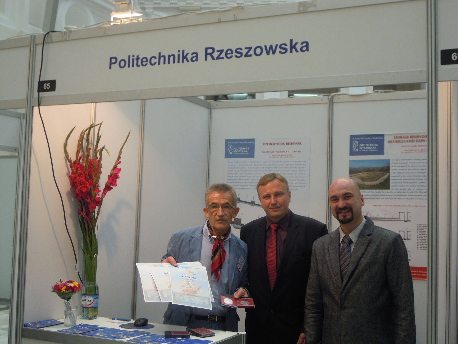 Profesor Dziopak nagrodzony dyplomami i medalami przez profesora Wasilija P. Gocza oraz profesora Pierre Fumiėre przy wystawie Politechniki Rzeszowskiej.