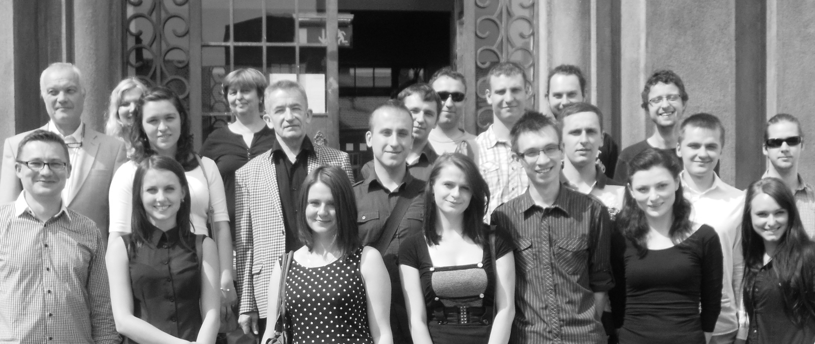 Grupowe zdjęcie studentów wraz z wykładowcami przed budynkiem Uniwersytetu technicznego w Brnie